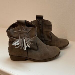 Taupe Brown Ankle Boots with Star and Fringe